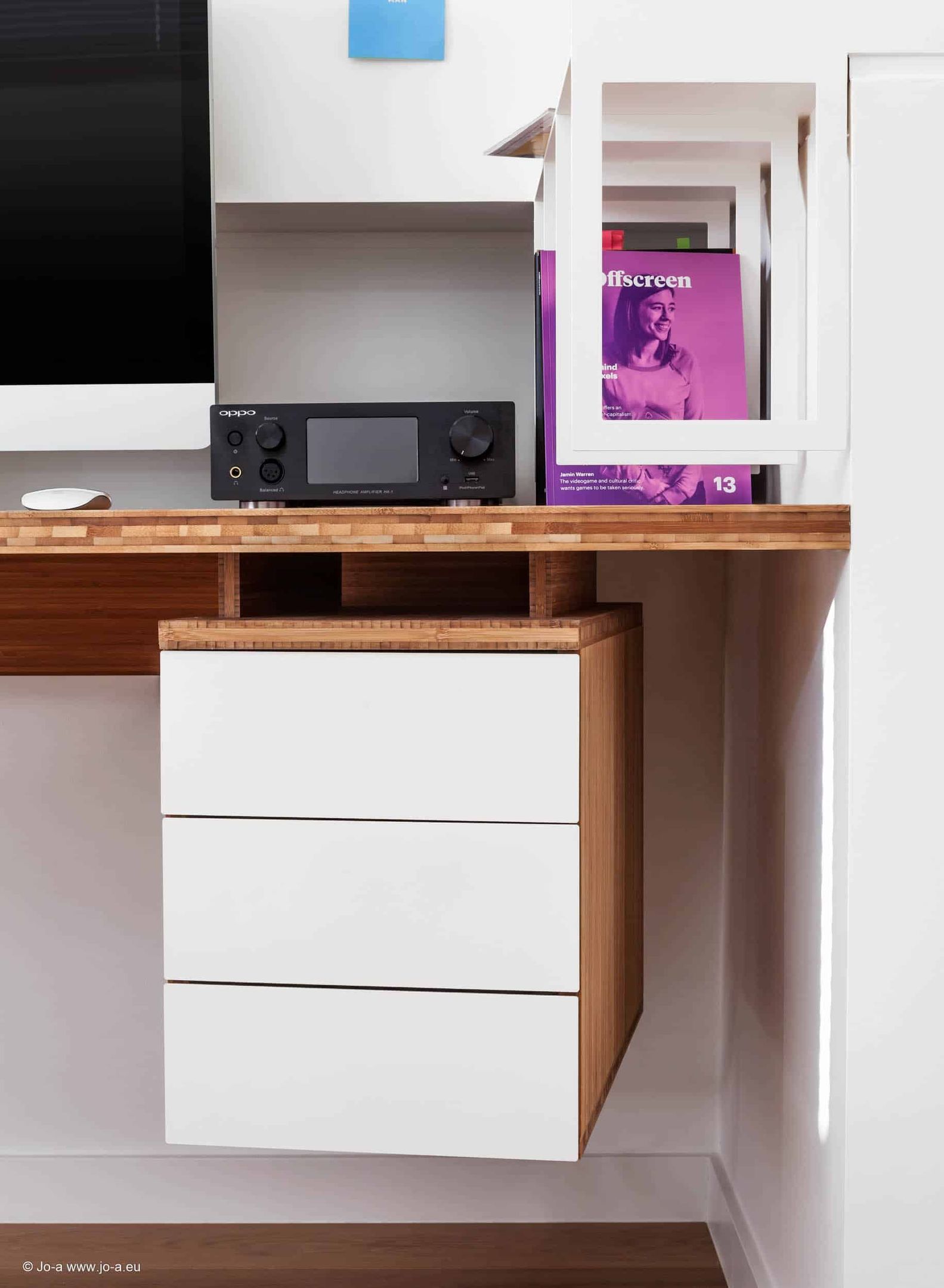 Aménagement espace bureau minimaliste pour télétravail. Combinaison de bois et acier.