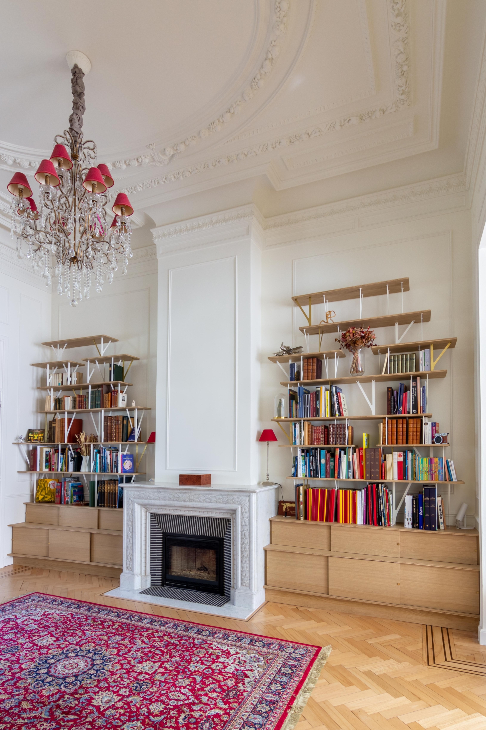 Projet de grande bibliothèque organique pour cheminée. Combinaison de bois et acier.