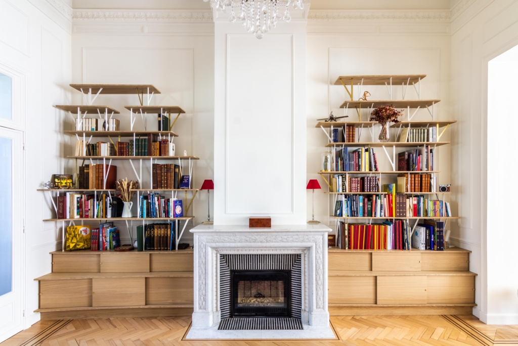 Projet de grande bibliothèque organique pour cheminée. Combinaison de bois et acier.