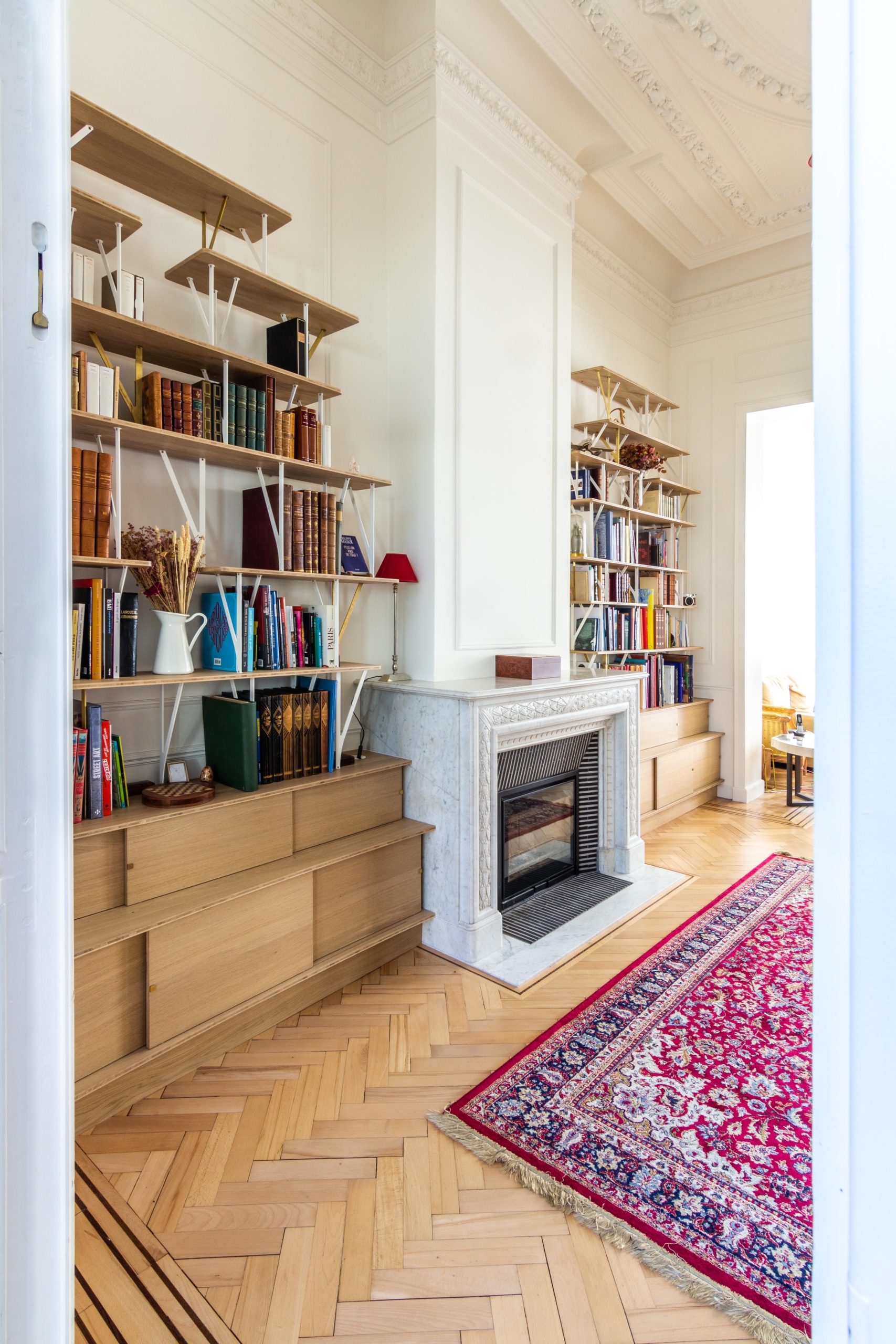 Projet de grande bibliothèque organique pour cheminée. Combinaison de bois et acier.