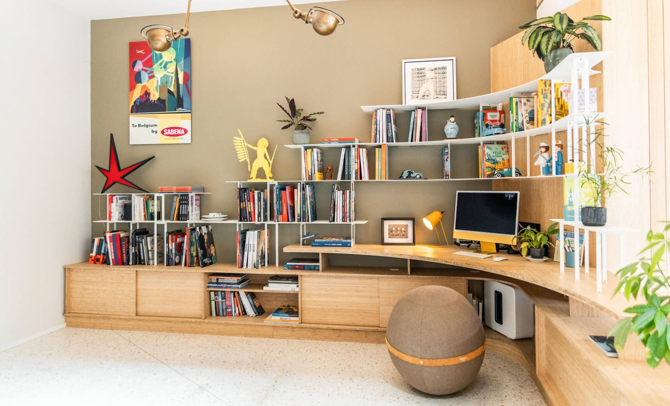 Bureau en coin courbe avec bibliothèque intégrée. Combinaison de bois et acier.