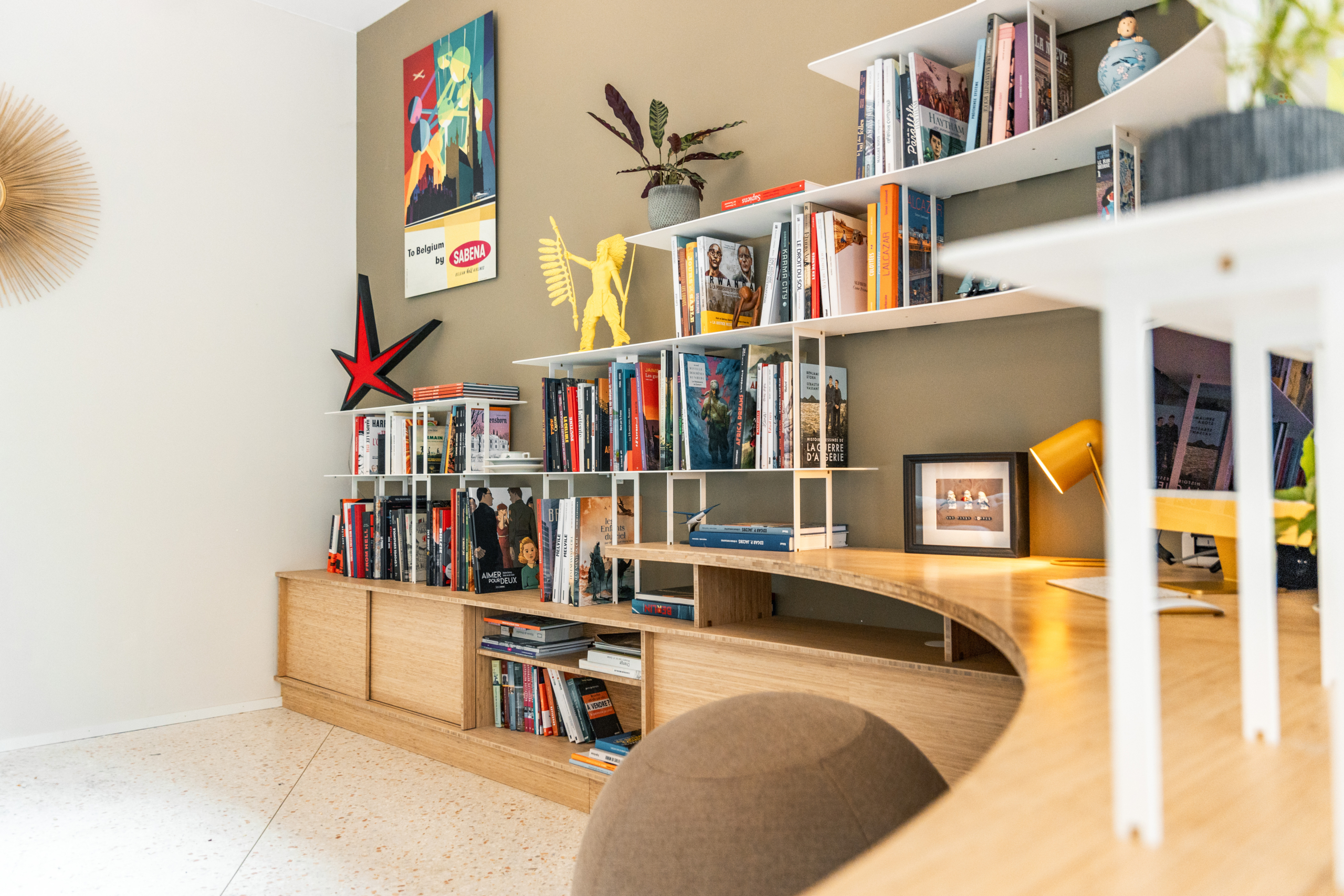 Bureau en coin courbe avec bibliothèque intégrée. Combinaison de bois et acier.