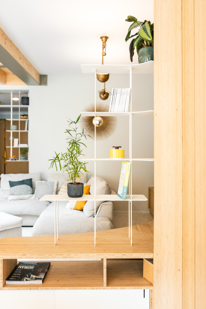 Bureau en coin courbe avec bibliothèque intégrée. Combinaison de bois et acier.