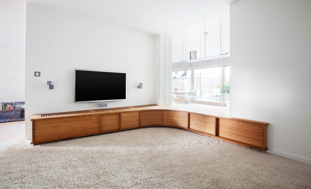 Grand meuble TV courbe en bois avec intégration hifi