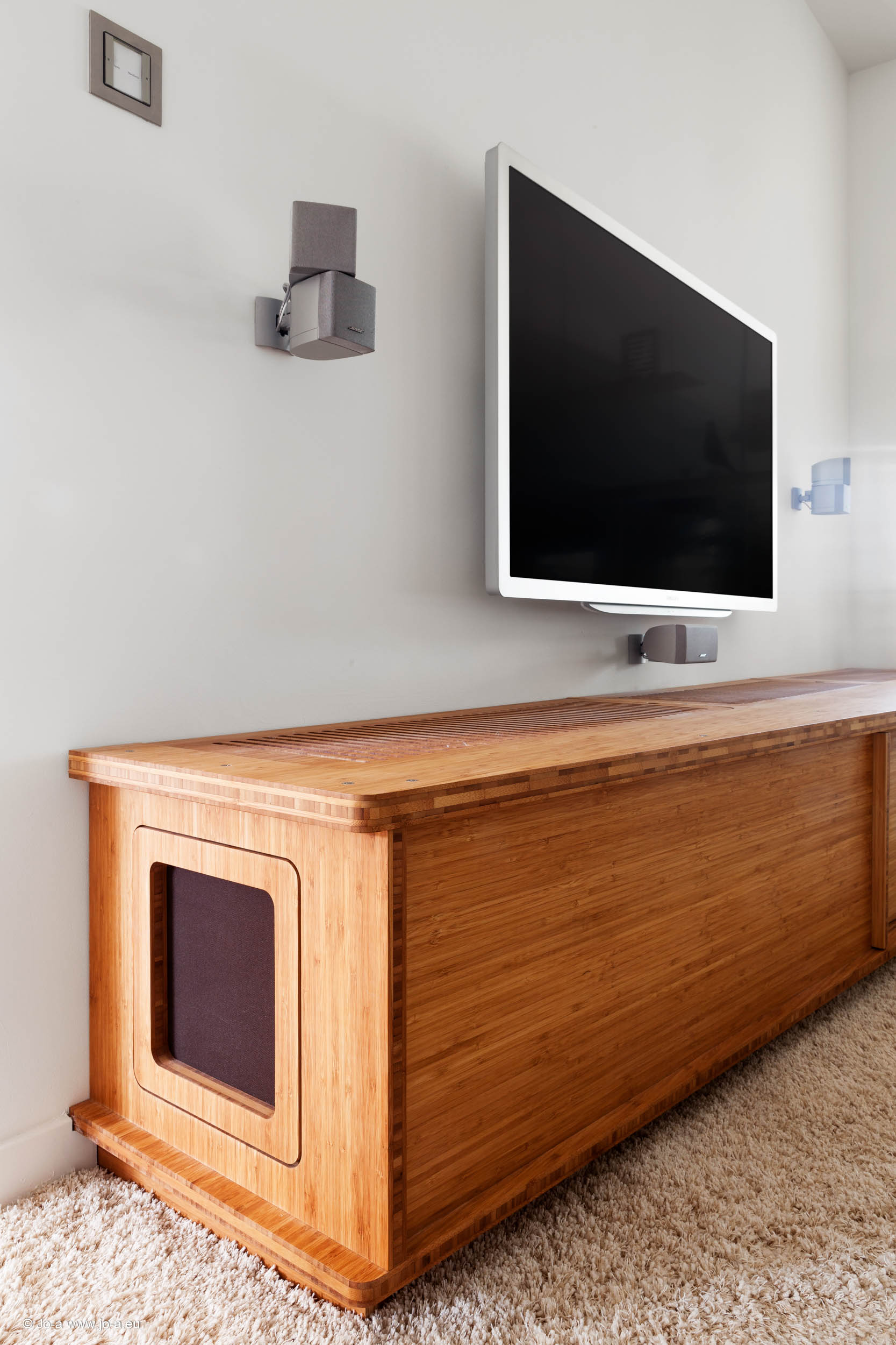 Grand meuble TV courbe en bois avec intégration hifi