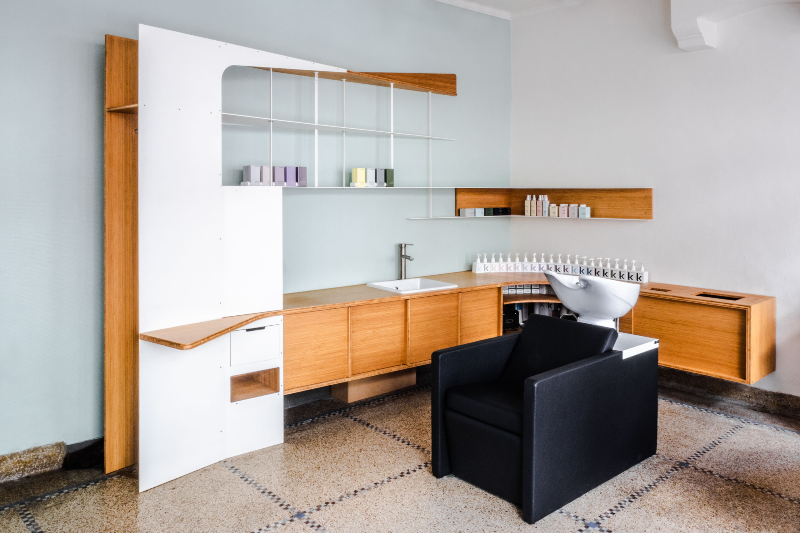 Projet d'aménagement d'espace professionnel pour un salon de coiffure sur-mesure. Combinaison de bois et acier.