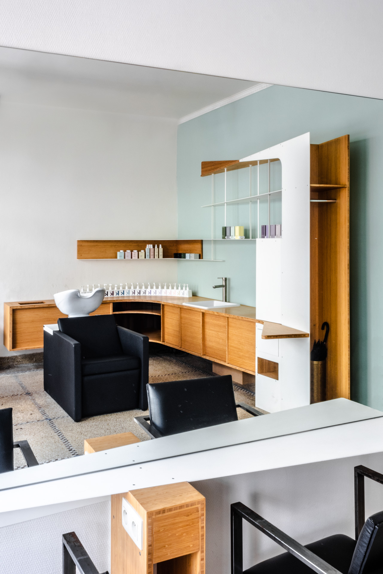 Projet d'aménagement d'un salon de coiffure sur-mesure. Combinaison de bois et acier.