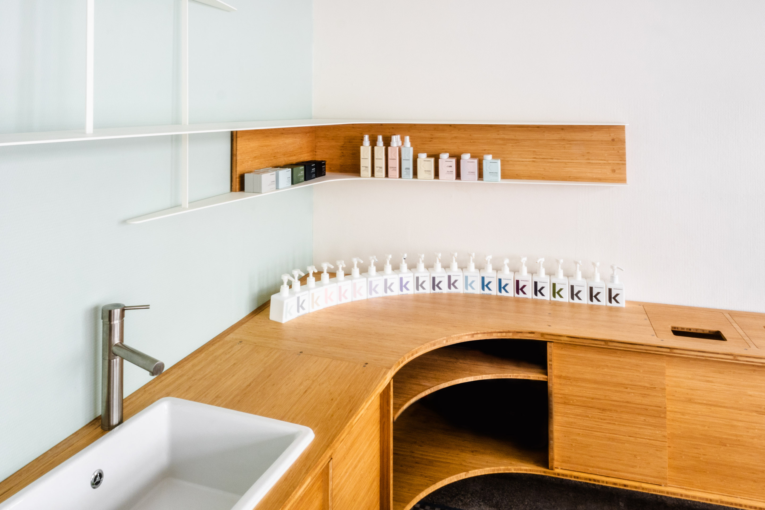 Projet d'aménagement d'un salon de coiffure sur-mesure. Combinaison de bois et acier.