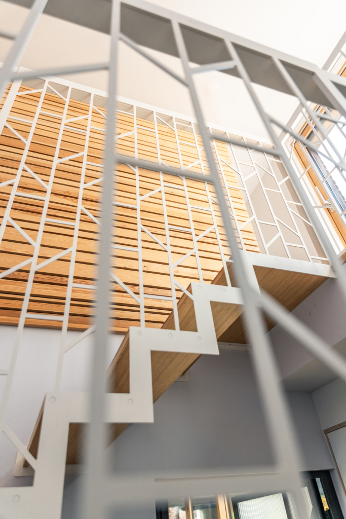 Canva custom-made staircases with suspended structure for a double quarter turn