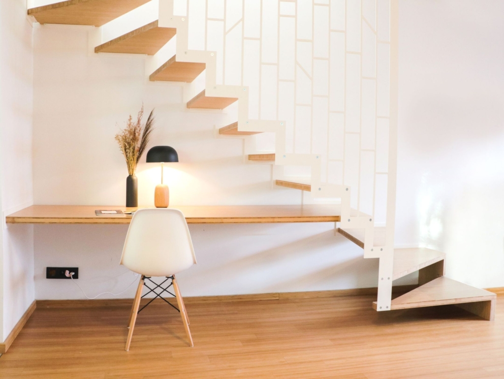 Escalier Canva avec prolongation de marche en bureau.