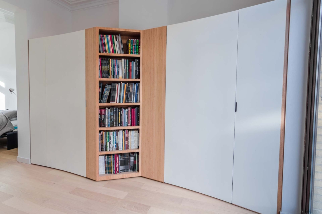 Projet de double dressing sur-mesure capacitaire avec intégration de bibliothèques. Combinaison de bois et acier.