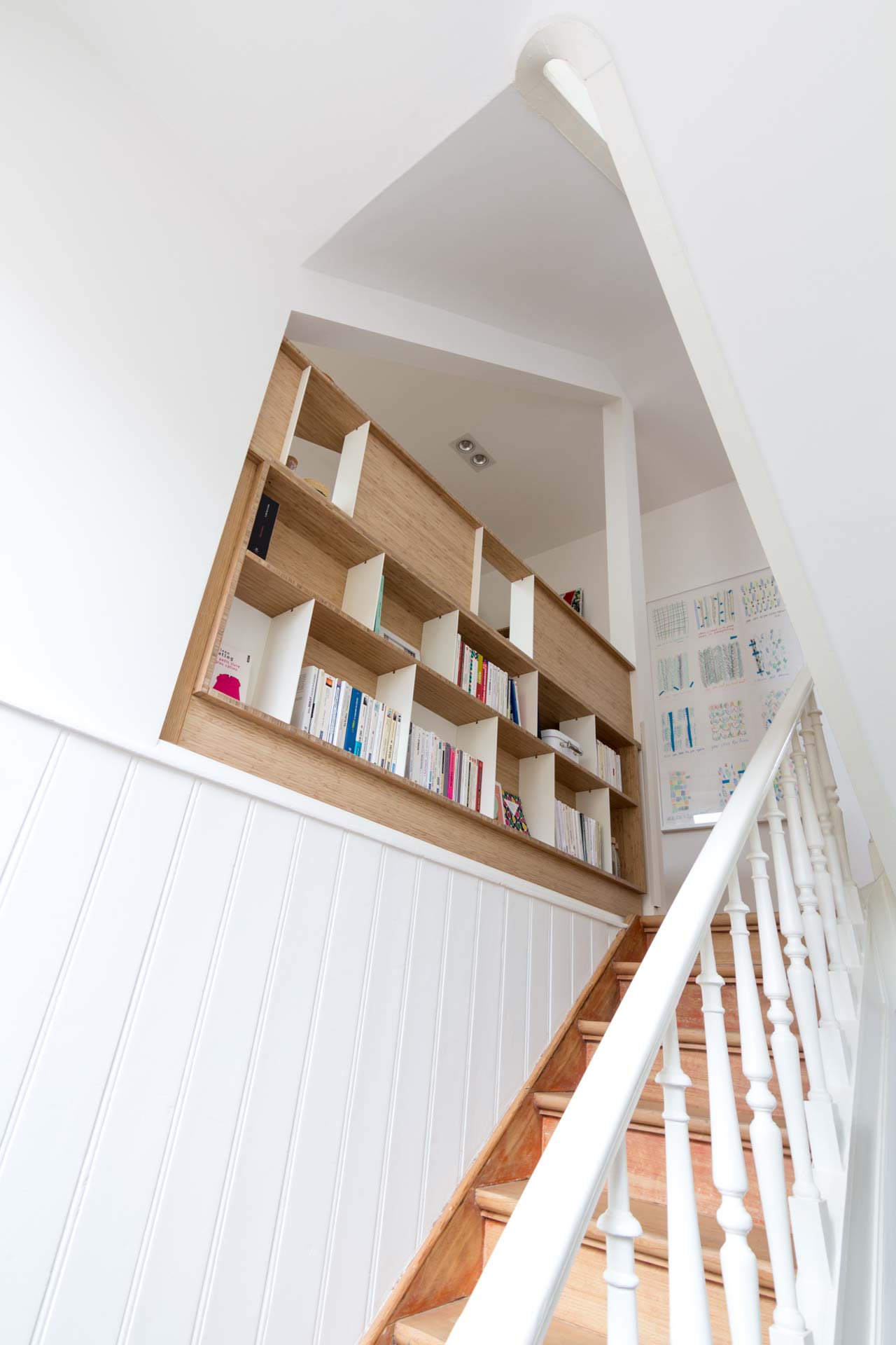 Création d'un bureau bibliothèque avec garde corps. Combinaison de bois et acier.