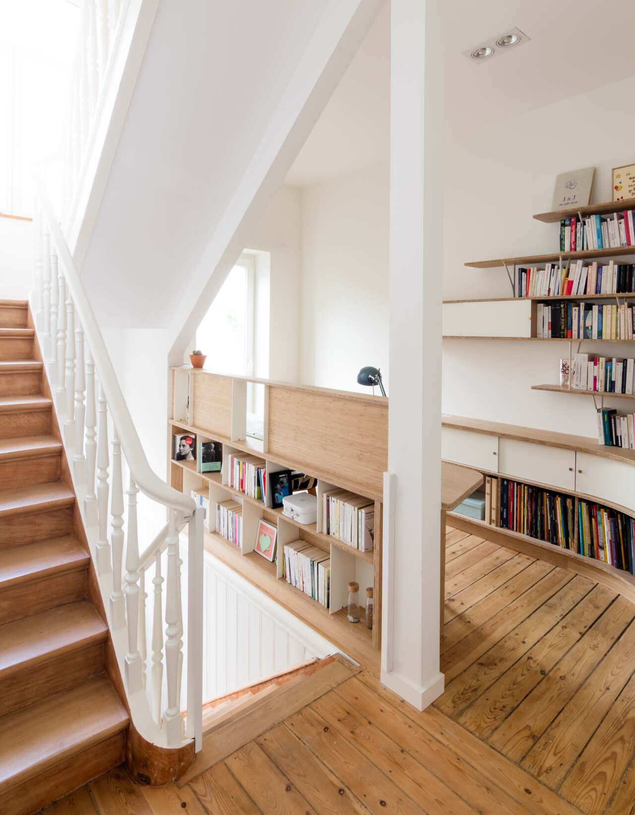 Création d'un bureau bibliothèque avec garde corps. Combinaison de bois et acier.