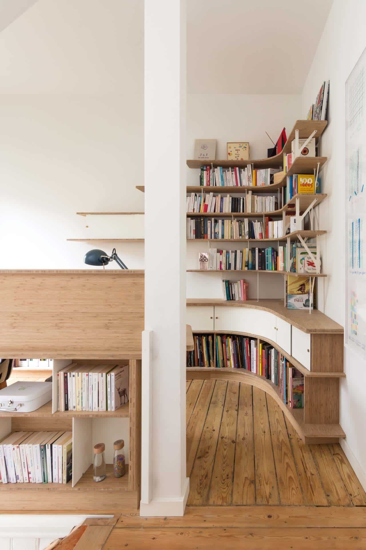 Création d'un bureau bibliothèque avec garde corps. Combinaison de bois et acier.