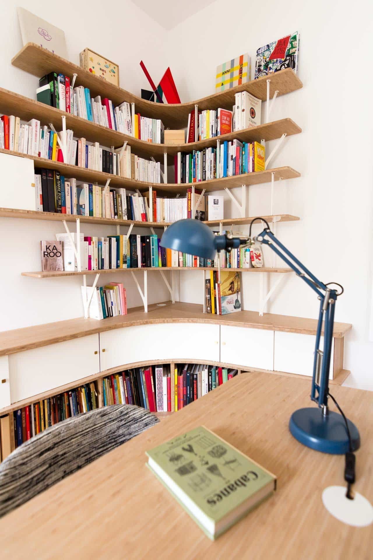 Création d'un bureau bibliothèque avec garde corps. Combinaison de bois et acier.