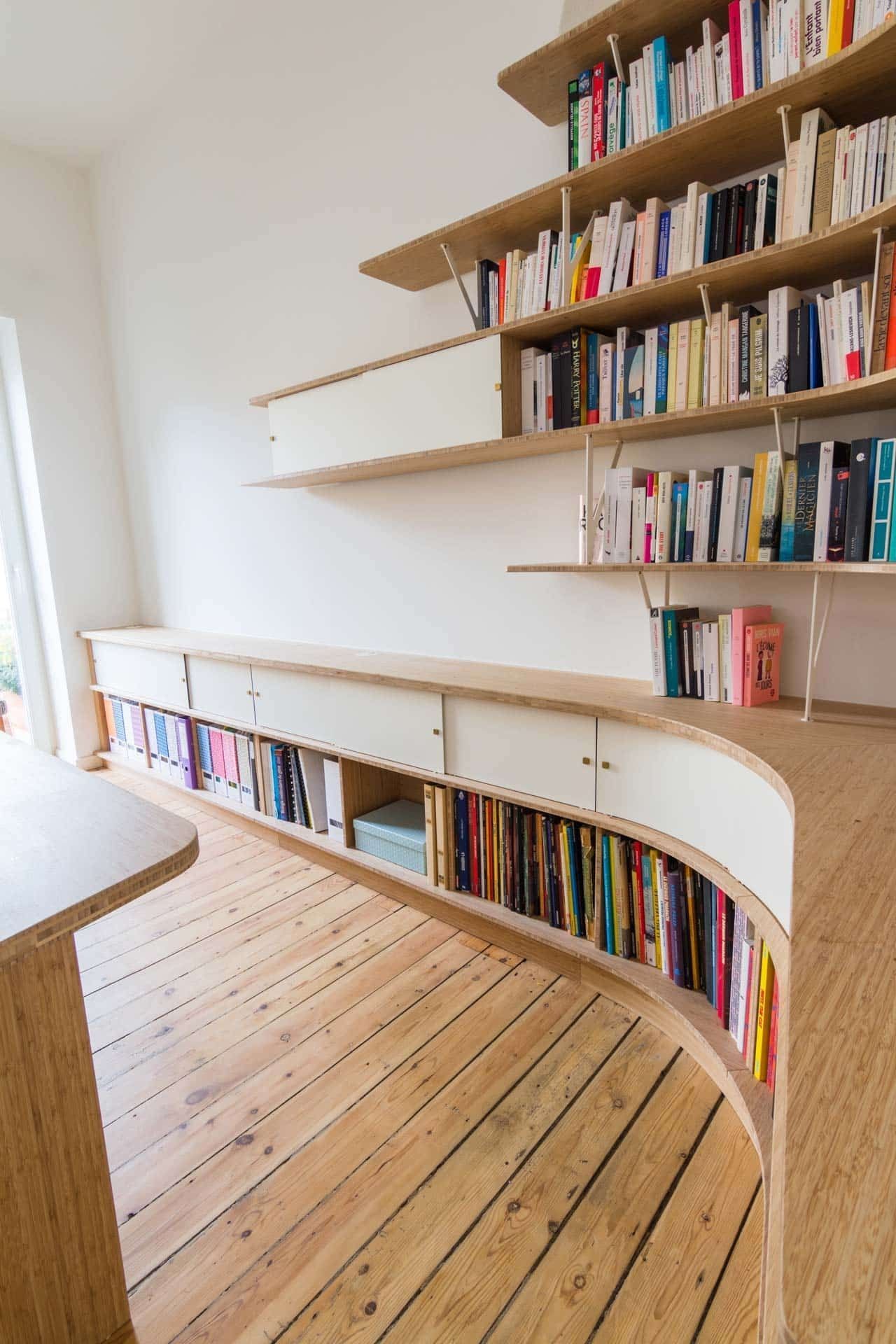 Création d'un bureau bibliothèque avec garde corps. Combinaison de bois et acier.