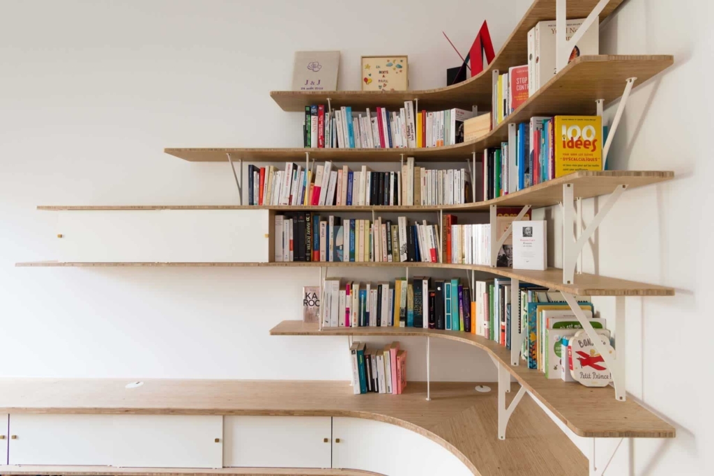 Création d'un bureau bibliothèque avec garde corps. Combinaison de bois et acier.