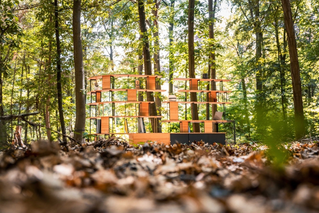 Bibliothèque JOA dans la forêt