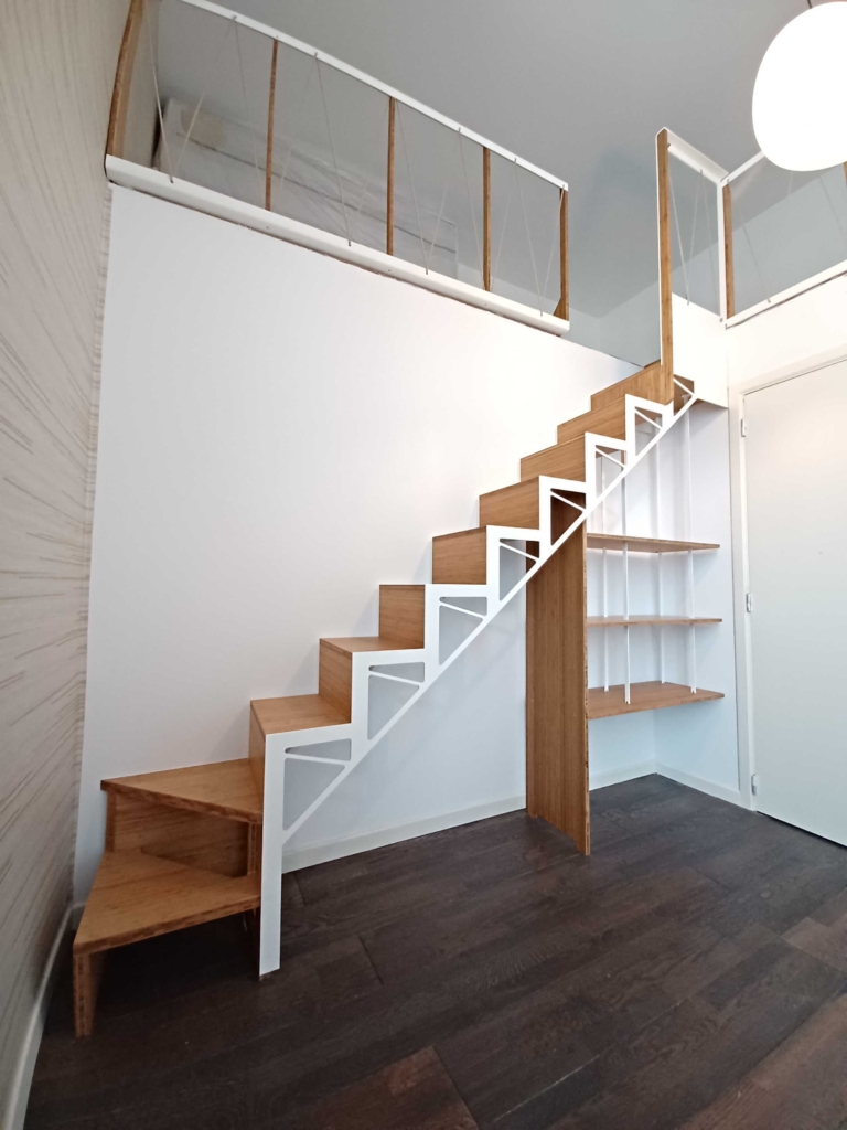 Escalier autoportant avec bibliothèque sous escalier - Bois et acier