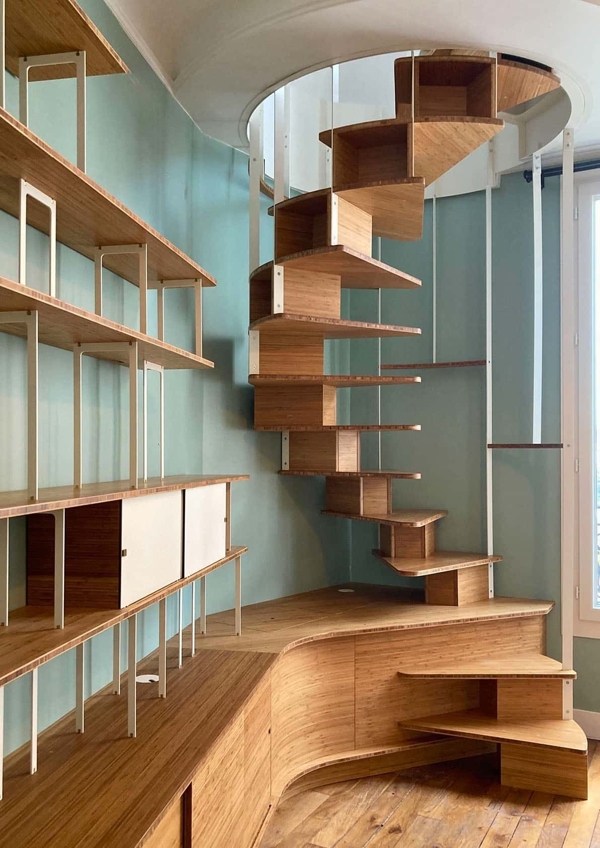 Escalier en colimaçon avec bibliothèque intégrée sur-mesure