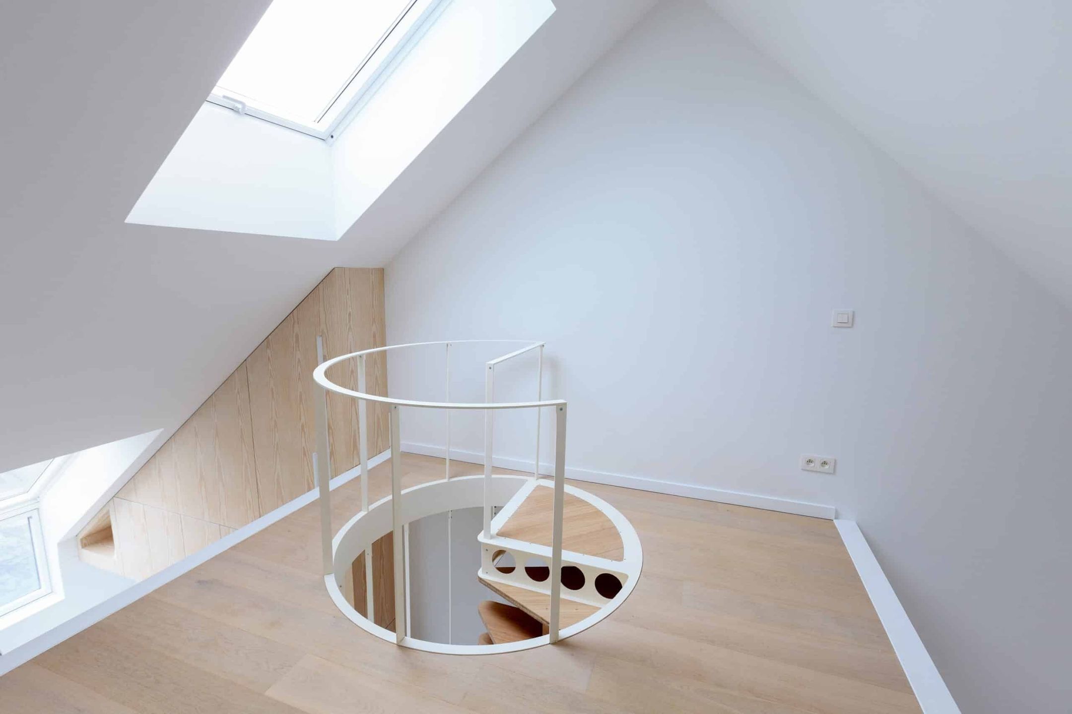 Escalier en colimaçon design avec accès et garde corps pour mezzanine