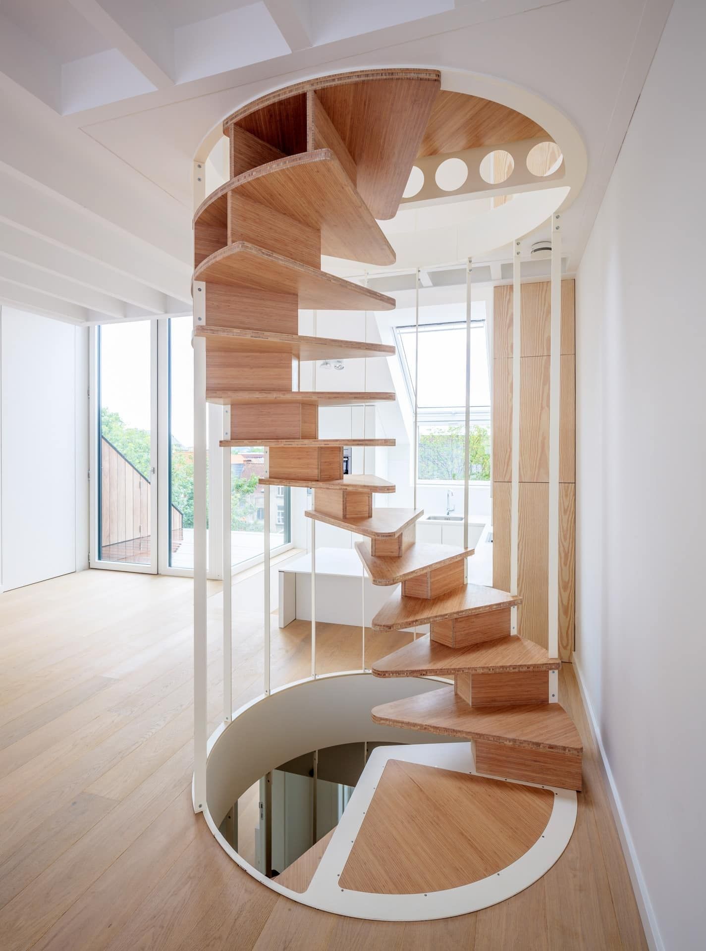 Escalier en colimaçon design avec accès et garde corps pour mezzanine