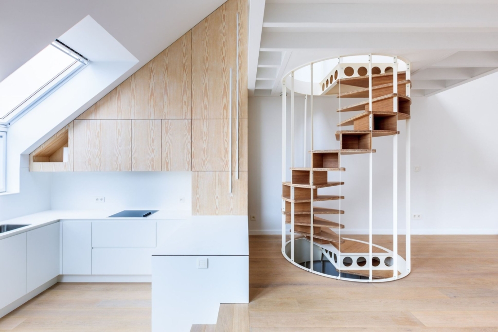 Escalier en colimaçon design avec accès et garde corps pour mezzanine