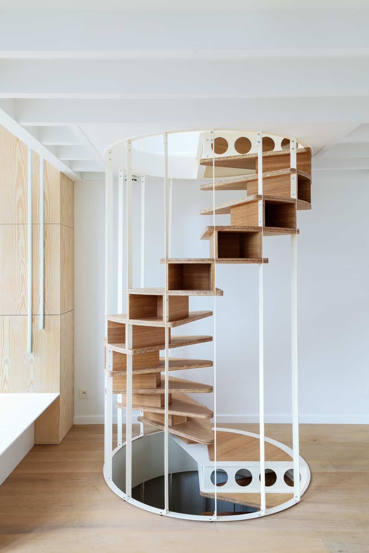 Escalier en colimaçon design avec accès et garde corps pour mezzanine