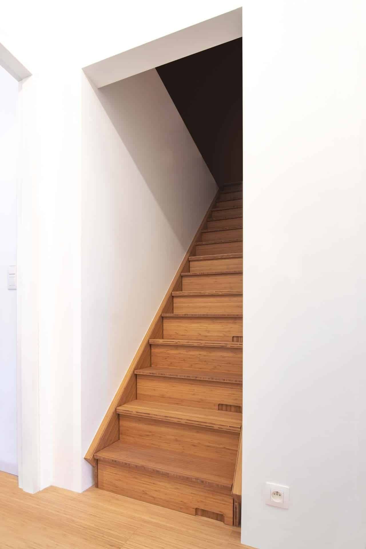 Escalier sur-mesure en bois pour configuration d'escalier entre deux murs avec rangement intégré