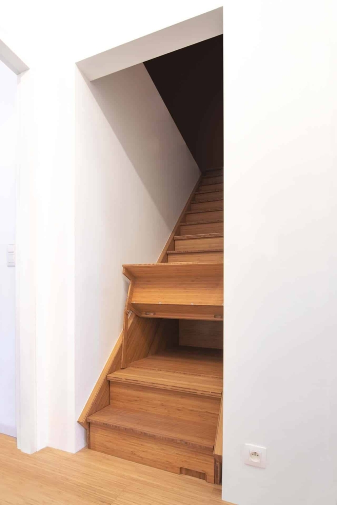 Escalier sur-mesure en bois pour configuration d'escalier entre deux murs avec rangement intégré