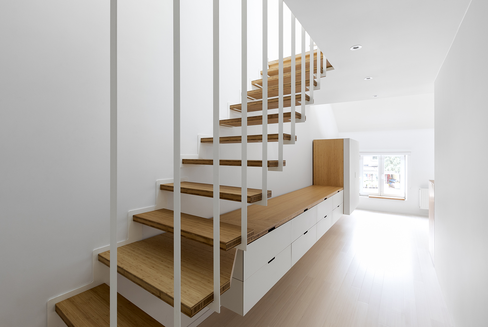 Projet de dressing sur-mesure sous escalier. Combinaison de bois et acier