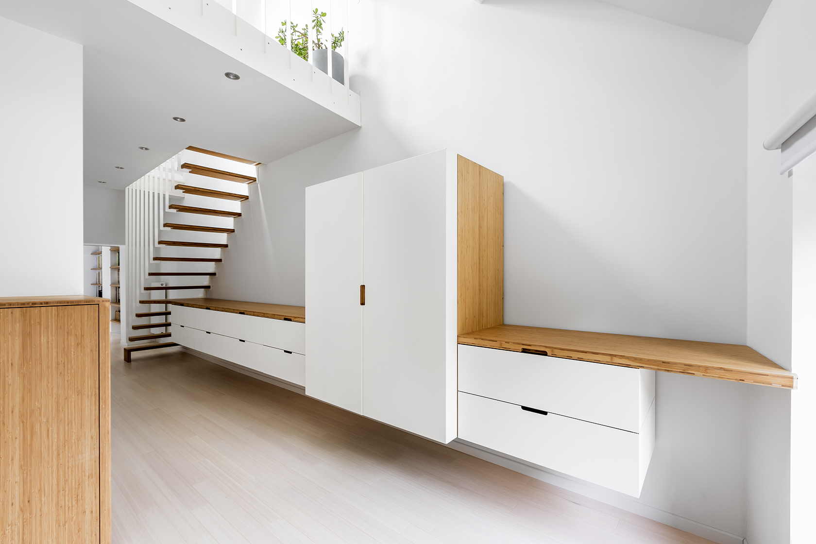 Projet de dressing sur-mesure sous escalier. Combinaison de bois et acier