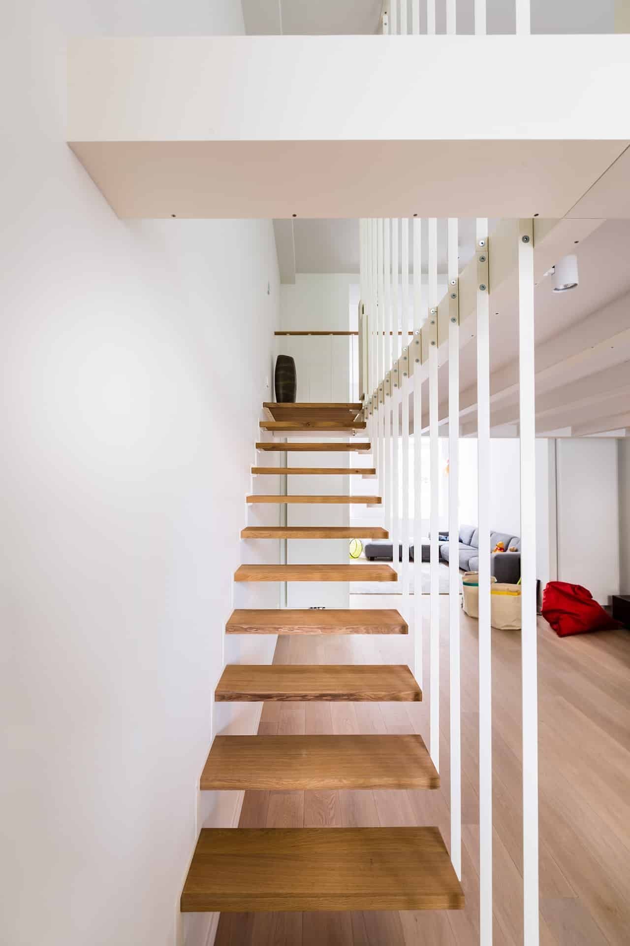 Escalier sans contre-marche avec garde corps sur-mesure pour une mezzanine