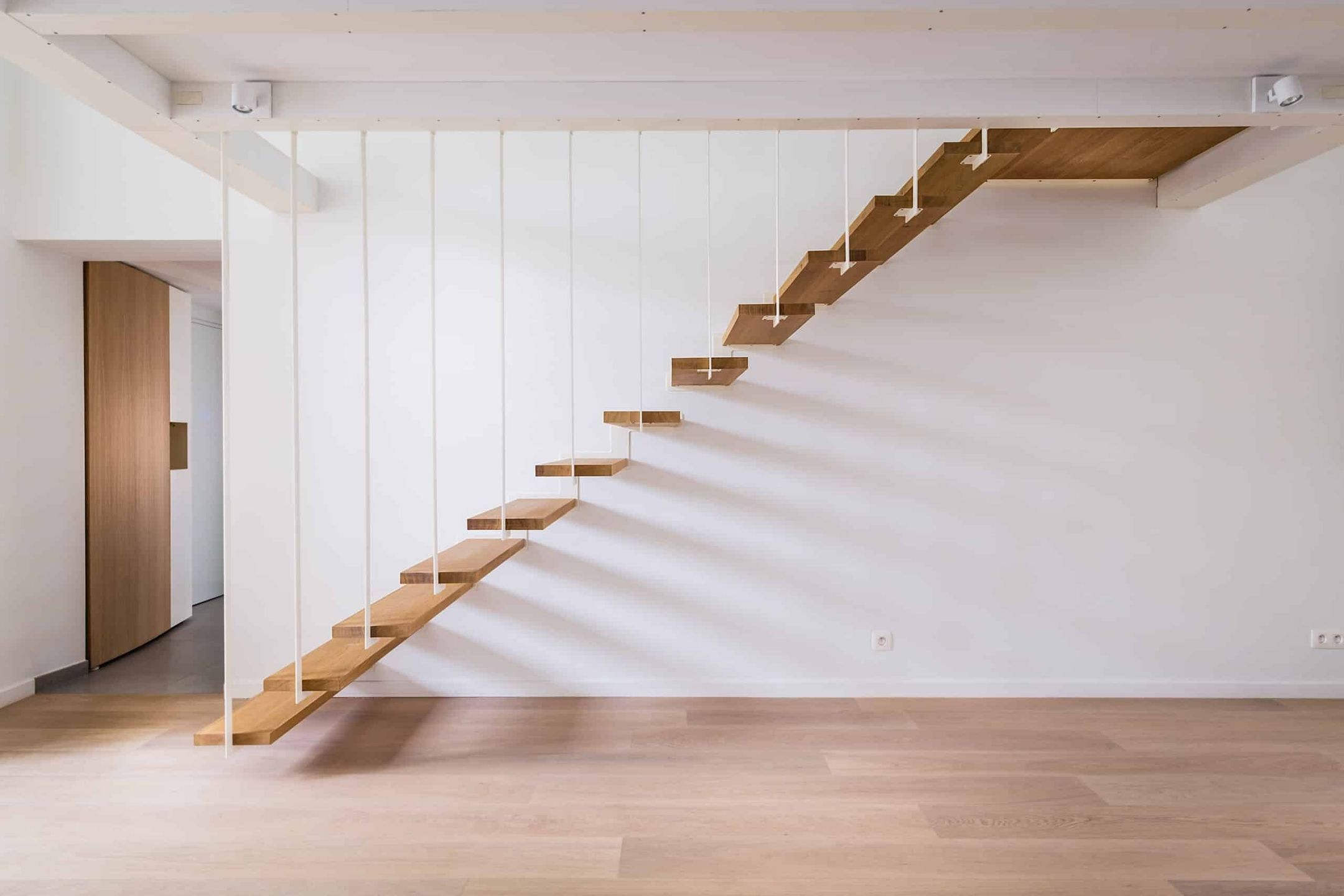 Escalier sans contre-marche avec garde corps sur-mesure pour une mezzanine