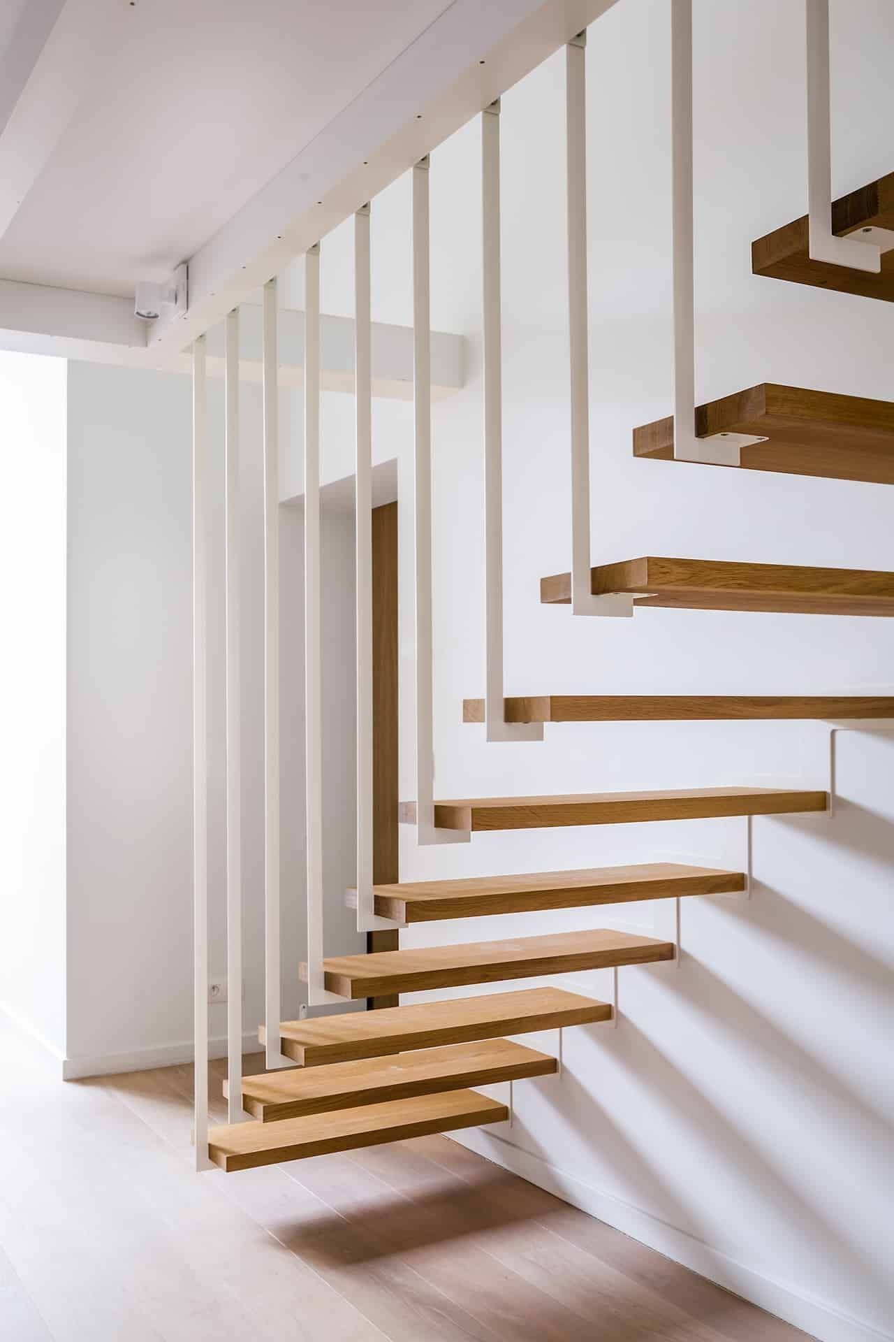 Escalier sans contre-marche avec garde corps sur-mesure pour une mezzanine