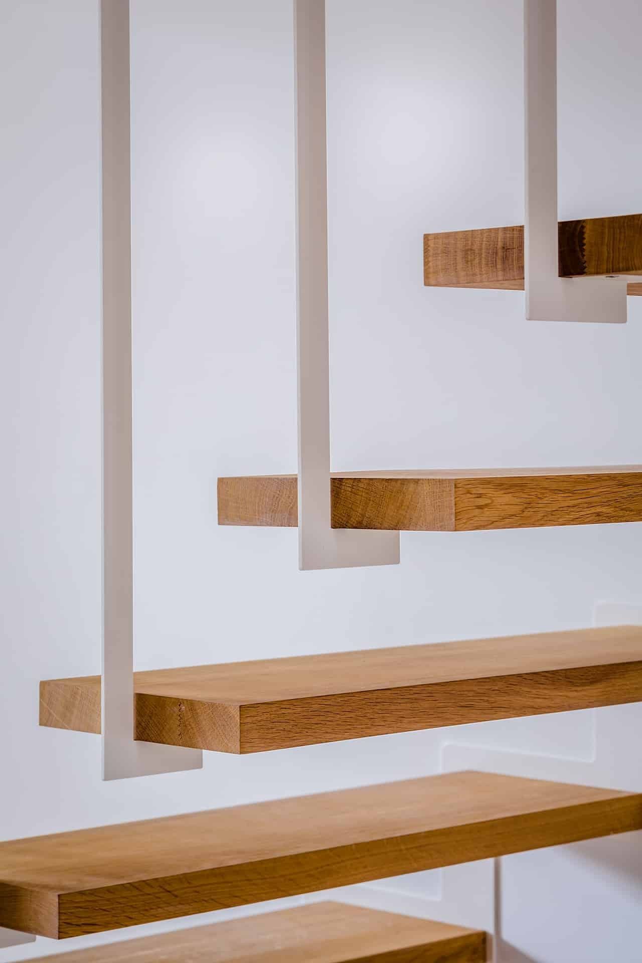 Escalier sans contre-marche avec garde corps sur-mesure pour une mezzanine