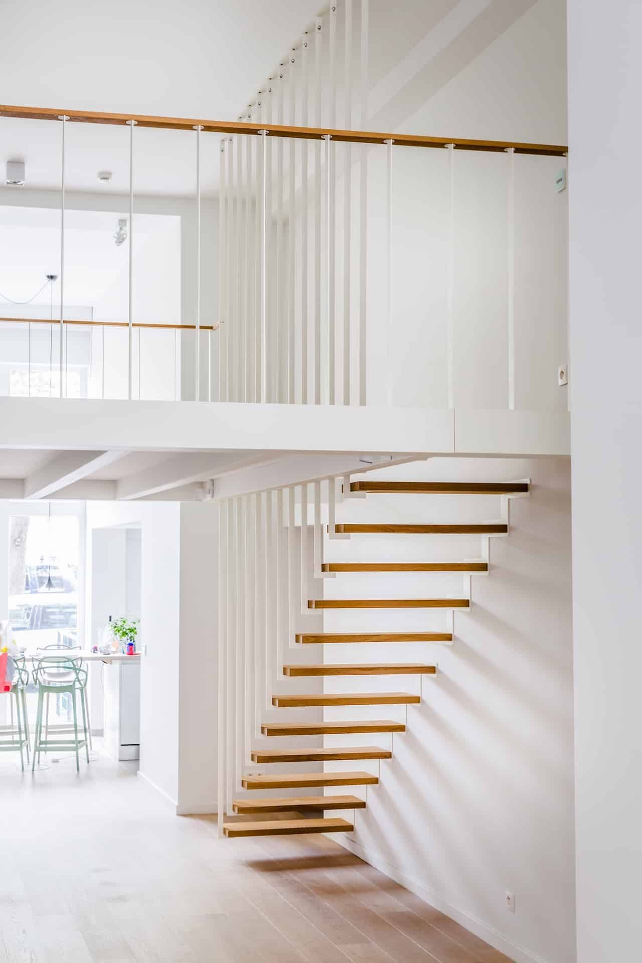 Escalier sans contre-marche avec garde corps sur-mesure pour une mezzanine