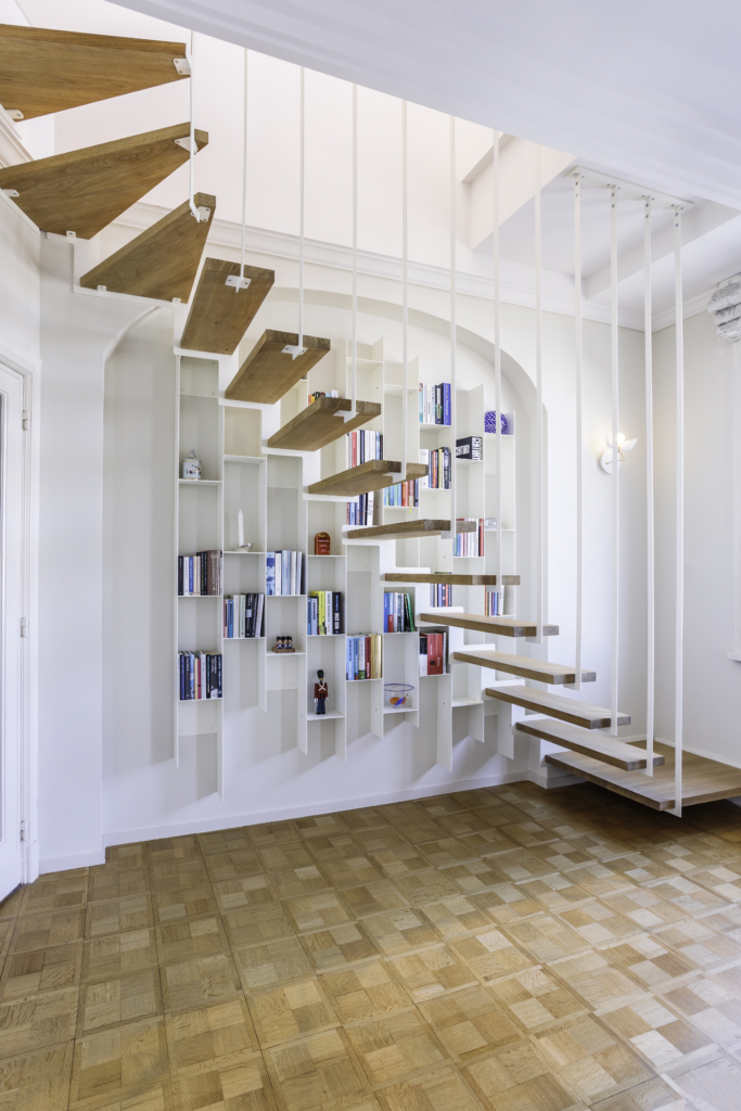 Projet d'escalier suspendu Up avec bibliothèque intégrée.