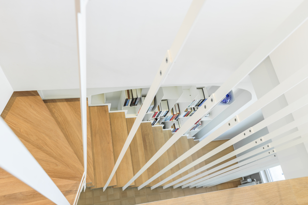 Projet d'escalier suspendu Up avec bibliothèque intégrée.