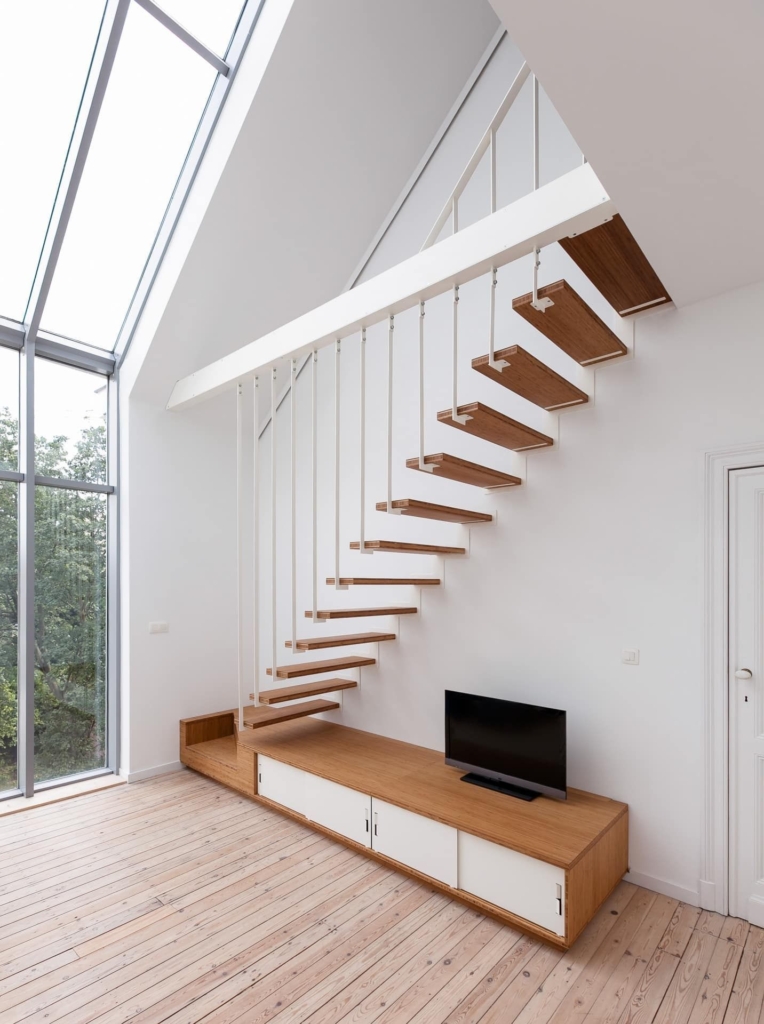 Projet d'escalier meuble TV sur-mesure qui optimise l'espace sous escalier