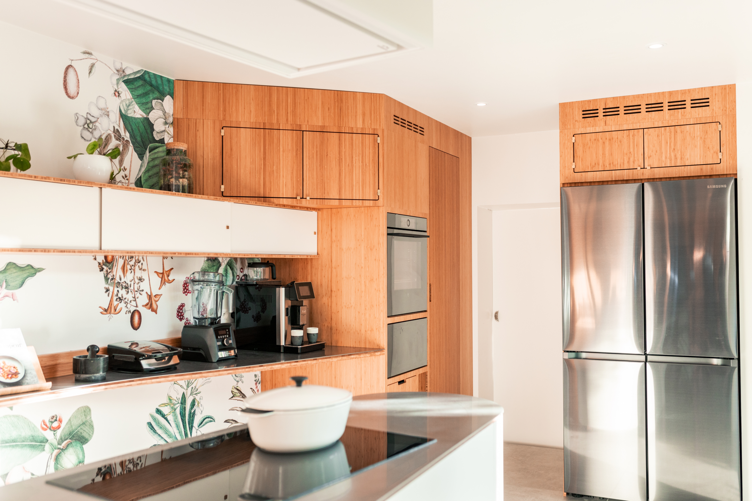 Aménagement cuisine sur-mesure avec îlot central courbe