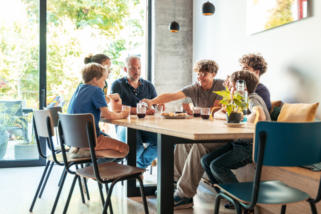 Banquette sur-mesure et table de repas