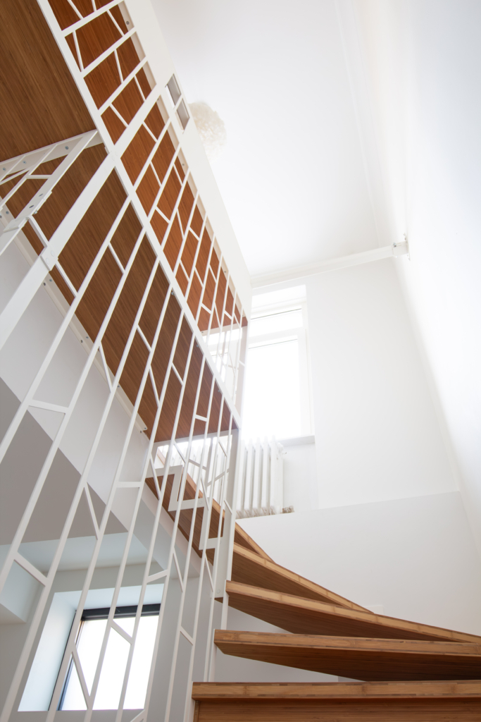 Escalier suspendu sur-mesure avec toilette et meuble intégré