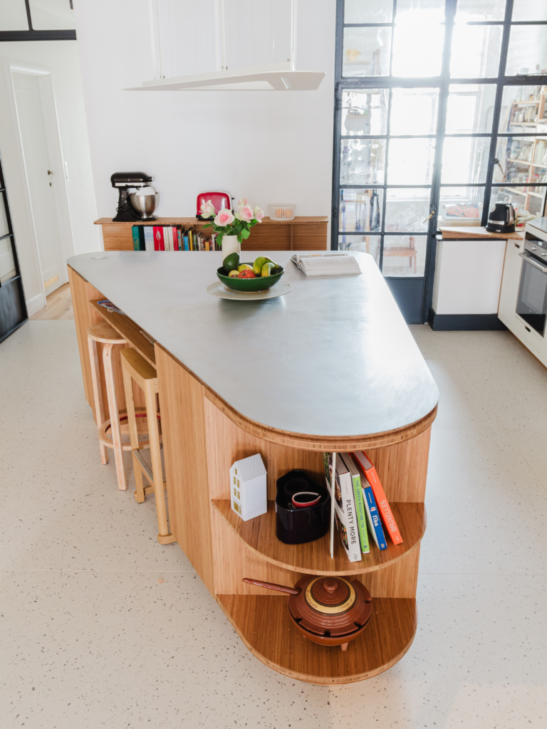 Cuisine sur-mesure avec îlot central courbe