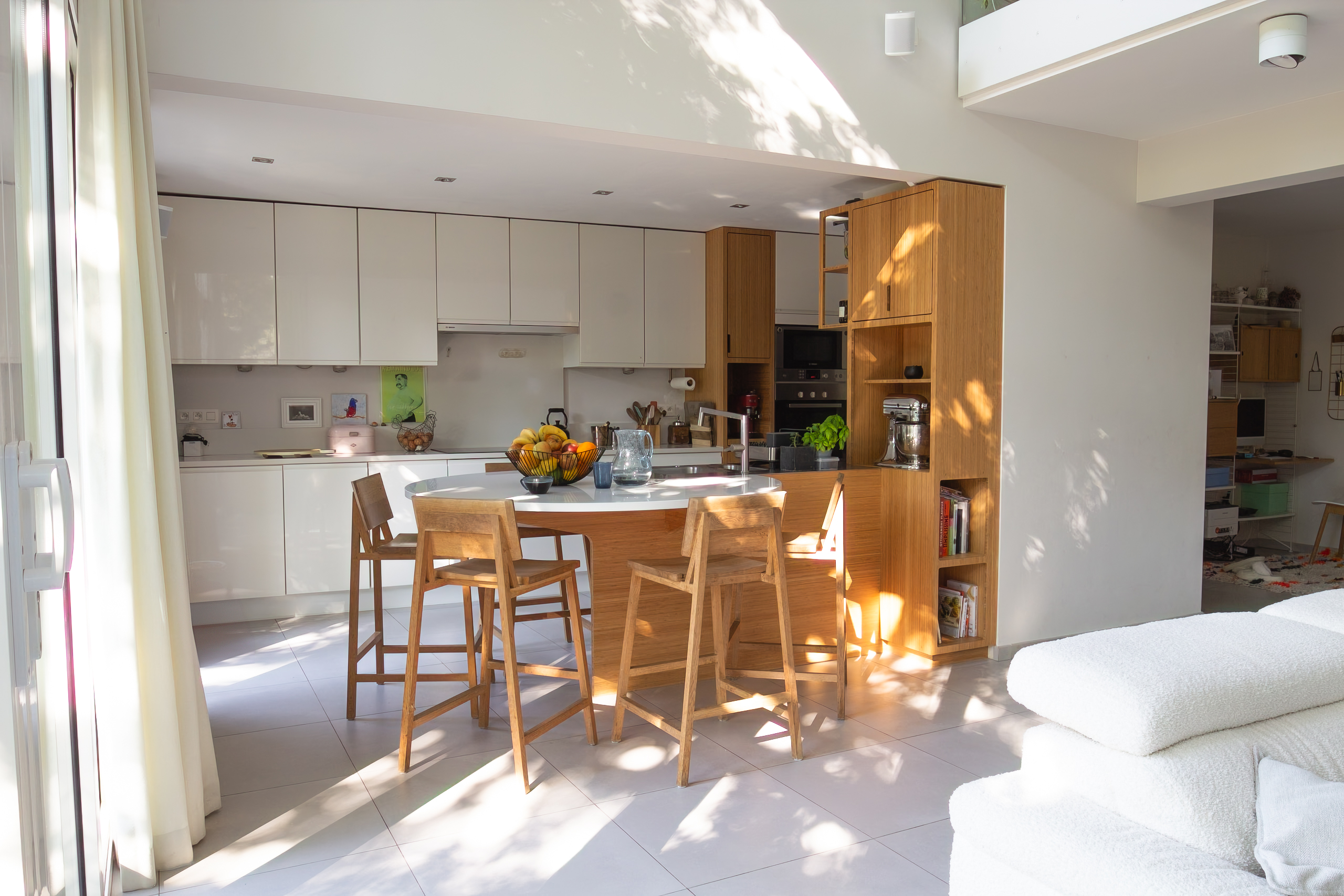 Creation of a kitchen island with integrated dining area