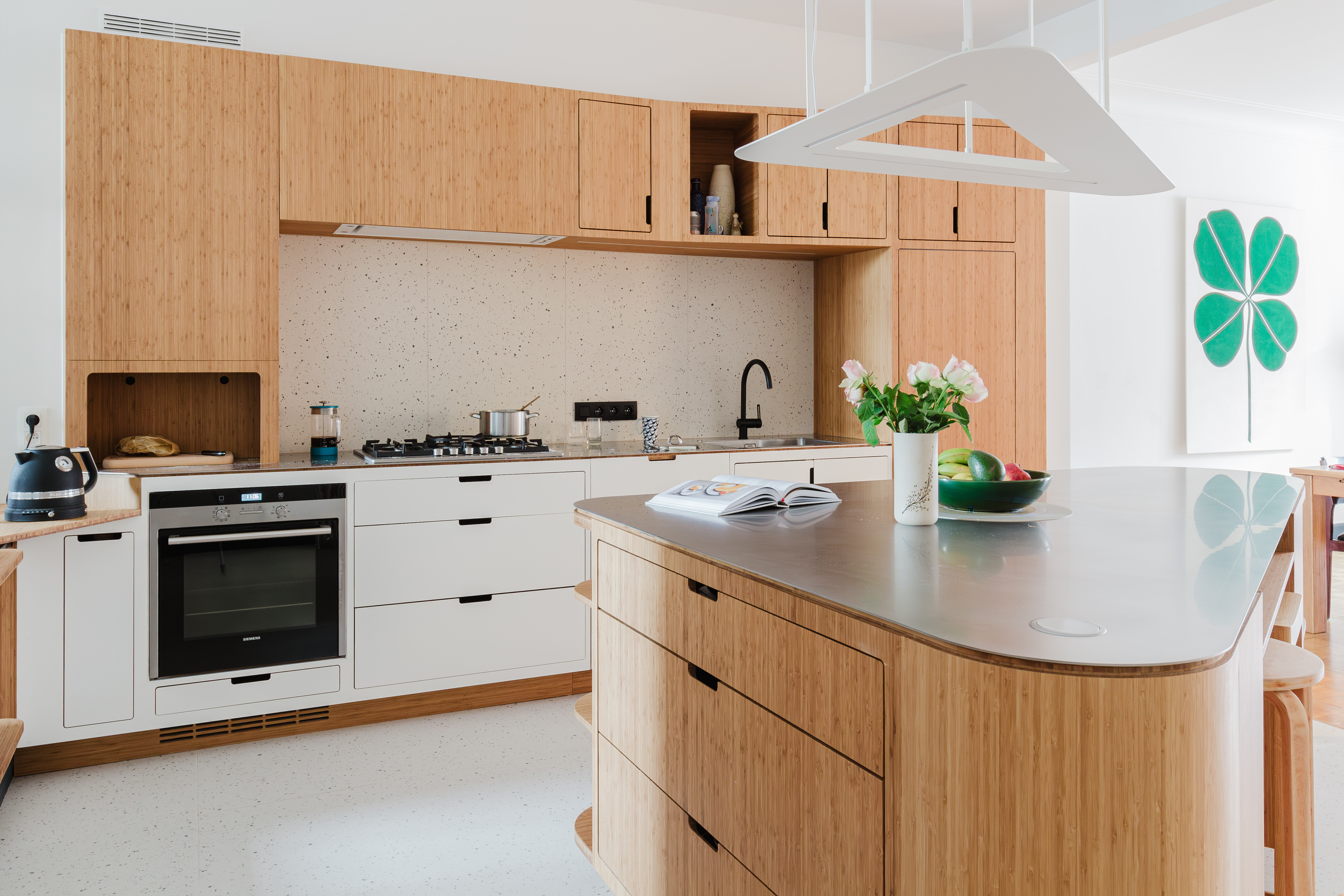 Cuisine sur mesure avec îlot central coins arrondis